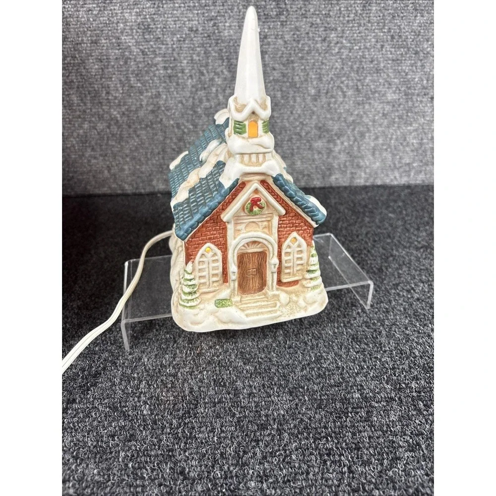 Vtg~Christmas Heirloom~Dicken's Village~Porcelain Lighted Church~IOB~1991